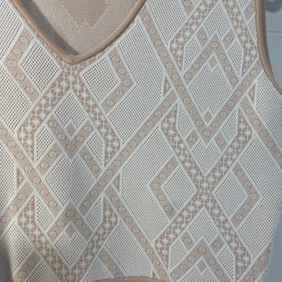 Large BCBGMAXAZRIA Gardenia top with bottom detail flair. Pink - Picture 17 of 17